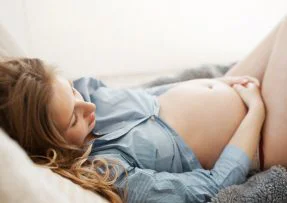 Těhotná žena v posteli