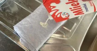 Prošlé mléko se dá využít při úklidu. Skvěle dokáže vyčistit nerez