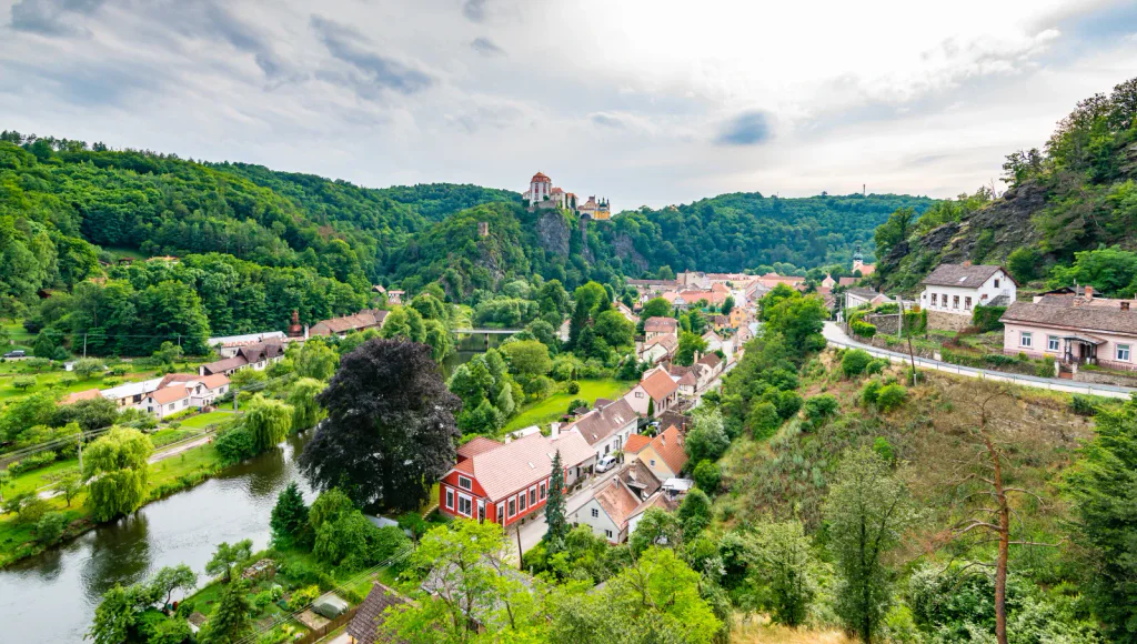 Výhled na řeku Dyji a město Vranov nad Dyjí.