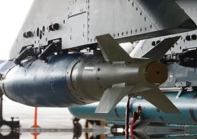 JDAM puma zavěšená na pylonu letadla