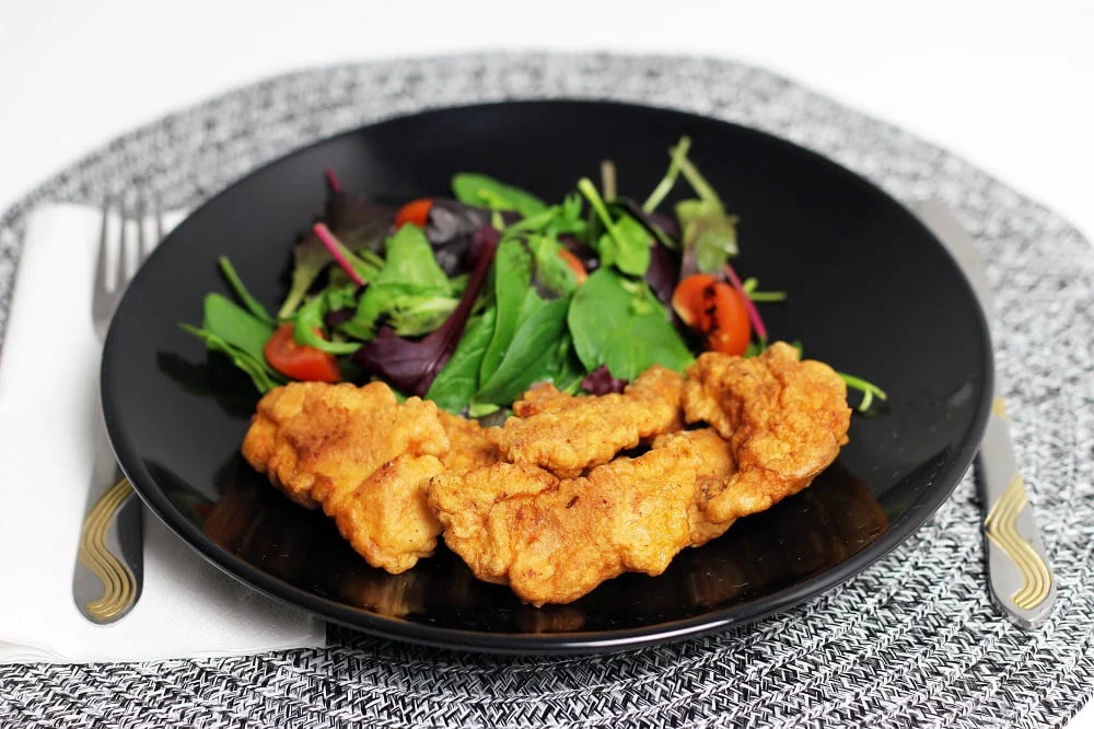 smažený řízek na talíři