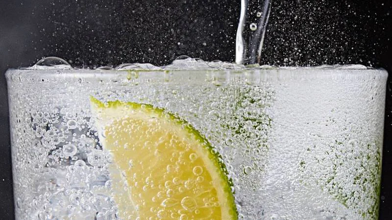 sklenice se sodovkou a citronem