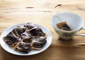 Čajové sáčky na podšálku