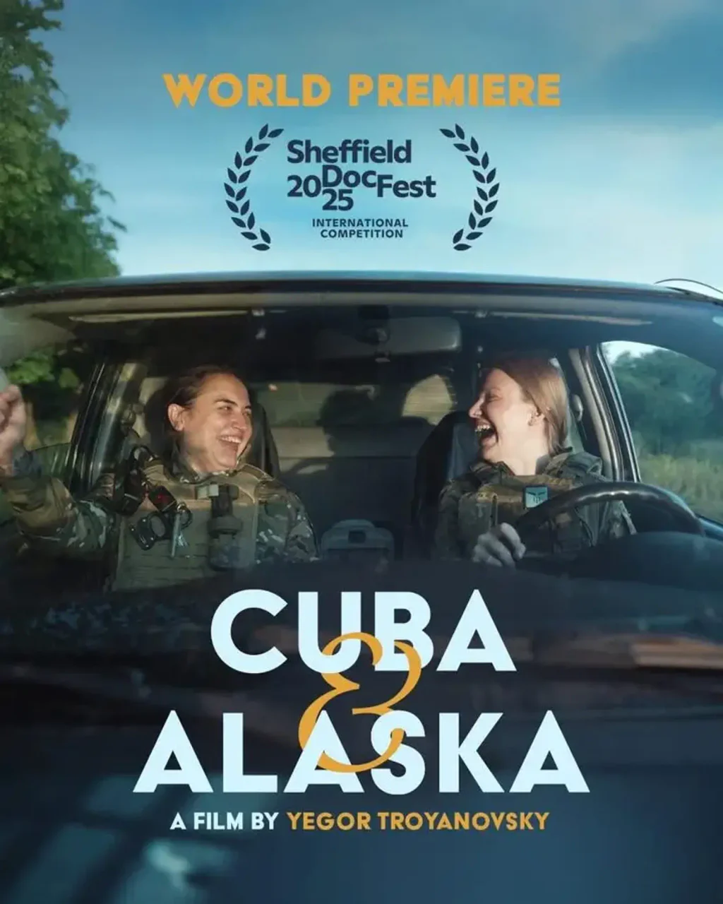 Plakát k Filmu na kterém dívky jedou v autě a smějí se