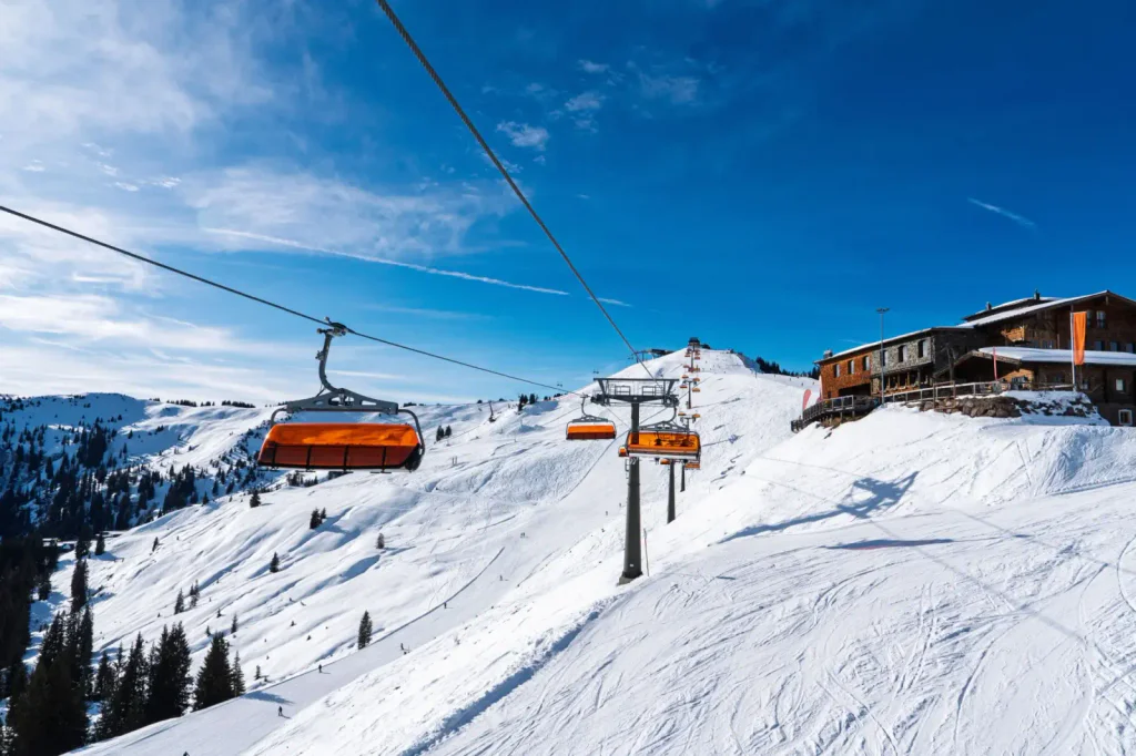 Pohled na lanovku nad zasněženou sjezdovkou