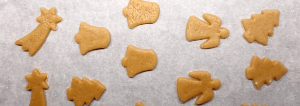  Vykrojené perníčky pokládáme na pečící papír a pečeme v troubě.