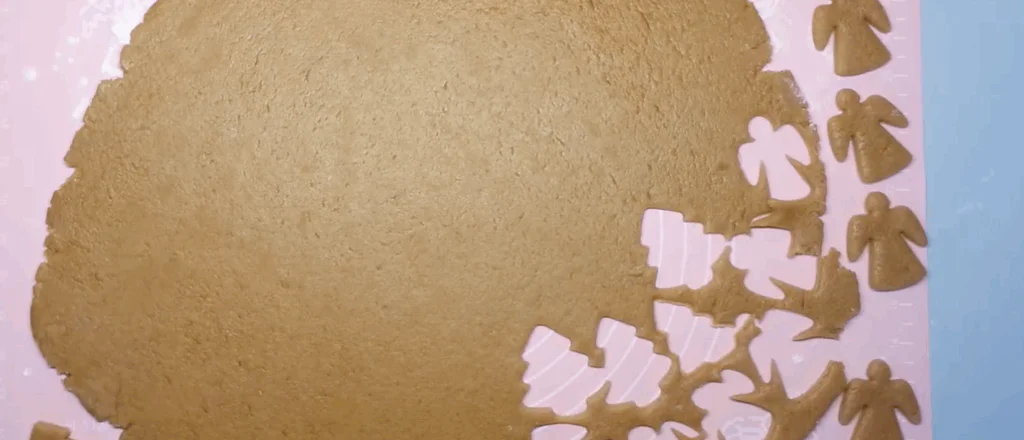  Druhý den těsto rozválíme a vykrajujeme tvary.