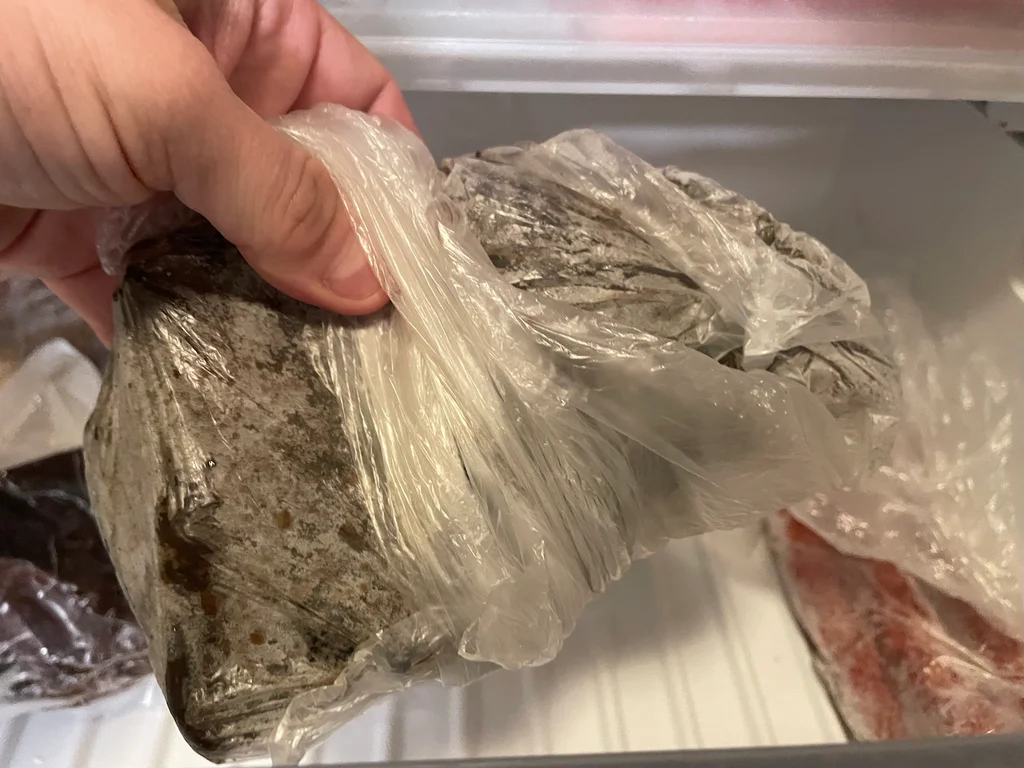 Nesprávně uskladněné uzené maso v sáčku