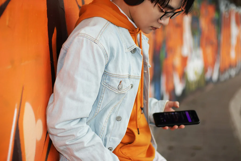 Americké školy zakazují mobily. Děti znovu mluví a učitelé jásají