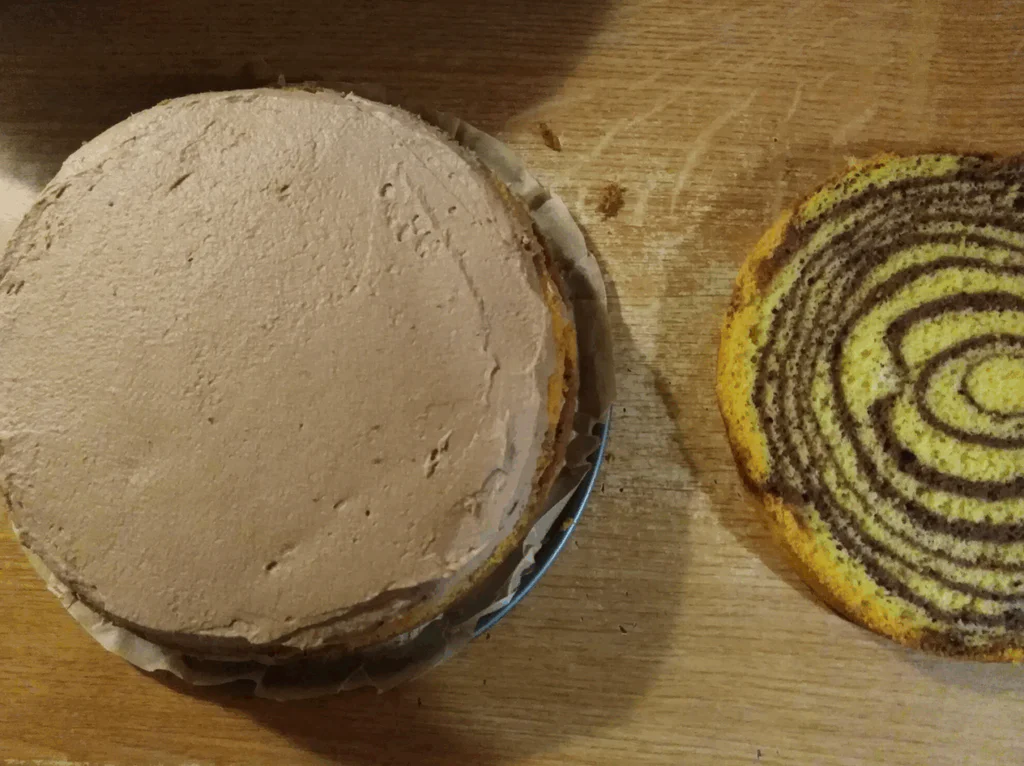 Korpus rozřízneme na 3 platy a plníme krémem.