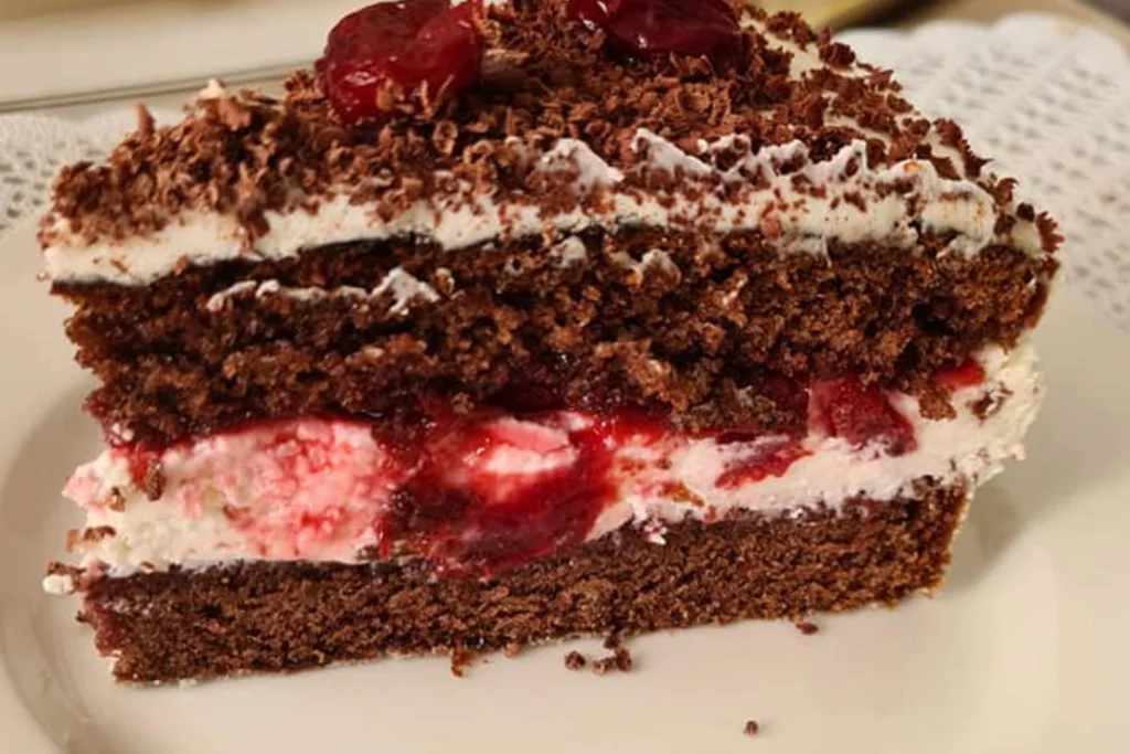 Obrázek receptu na Švarcvaldský dort neboli Schwarzwälder Kirschtorte, kterého základem je čirý třešňový destilát