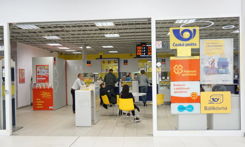 Důchody doručované poštou budou od ledna dražší. Senioři zaplatí novou přirážku navíc.