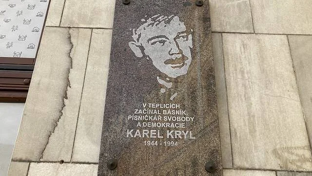 Karel Kryl (plaketa na Benešově náměstí v Teplicích).