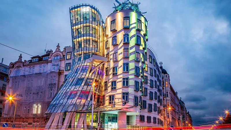 Tančící dům v Praze byl postaven v letech 1992–1996.