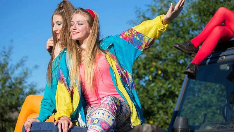 mladé holky v barevném oblečení