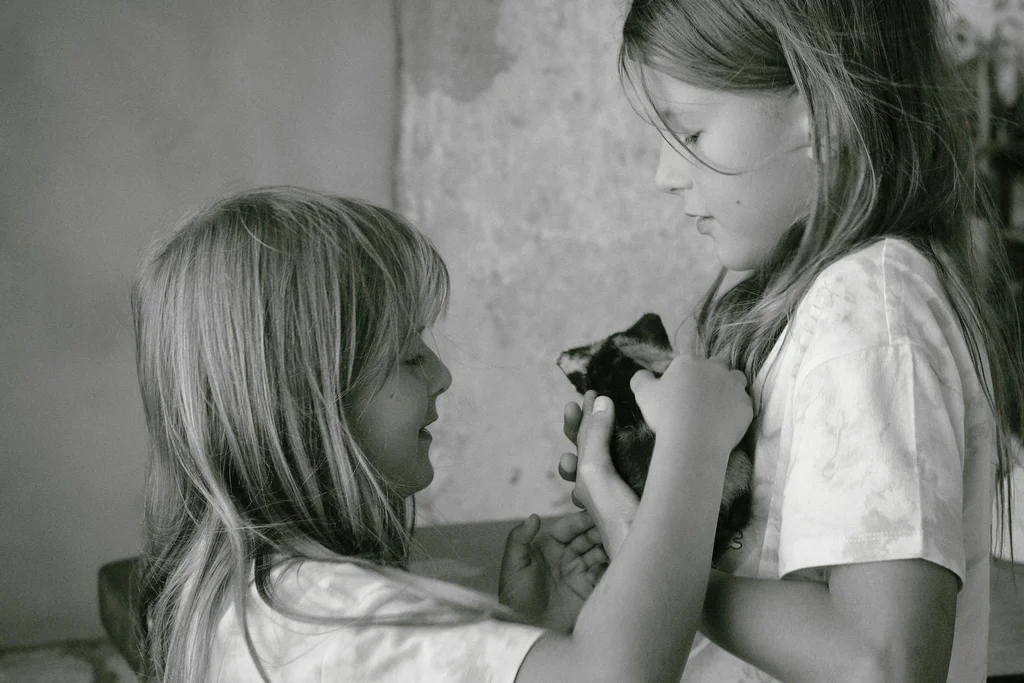 Kočka, nebo pes k dětem? Odborníci radí, co je lepší volba pro různé typy rodin