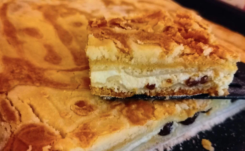 Obrázek receptu na Švédský sypaný koláč s tvarohem a ořechy, to je pocta jednoduchosti a domácké pohodě, žádné hnětení, jen sypat, zalít a nechat troubu dělat kouzlo