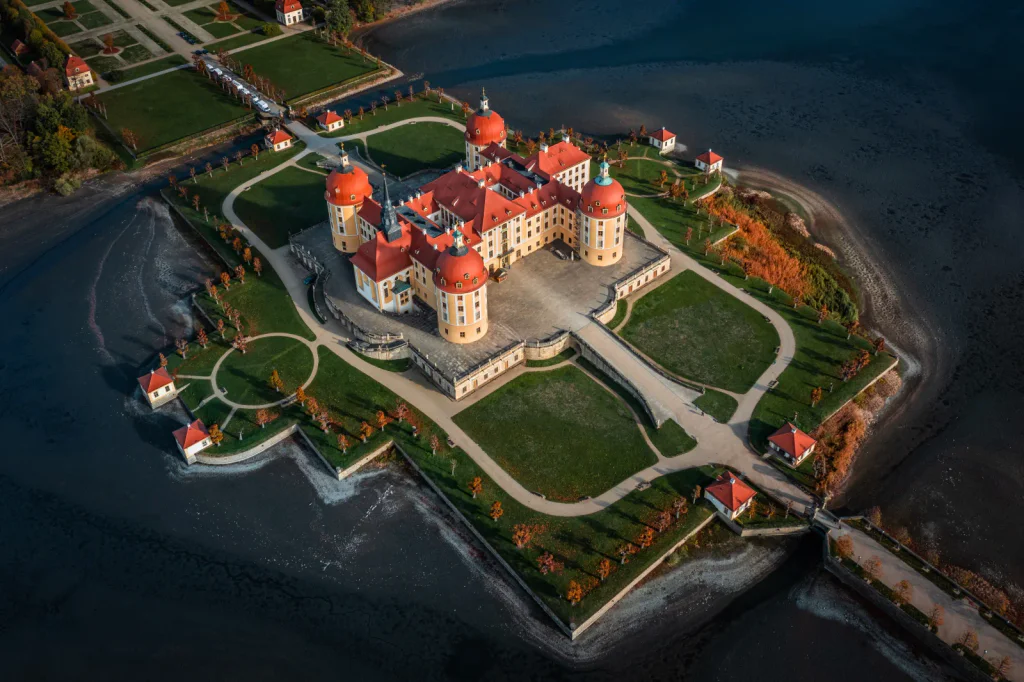 Zámek, který zná každý Němec. Češi netuší, že právě tady vznikala jejich nejoblíbenější pohádka.