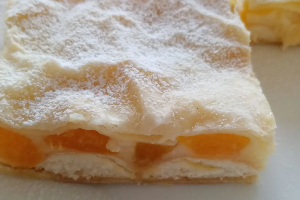 Obrázek receptu na Snídaňovou buchtu z listového těsta s pudinkem a meruňkami: něco dobrého pro líné ráno