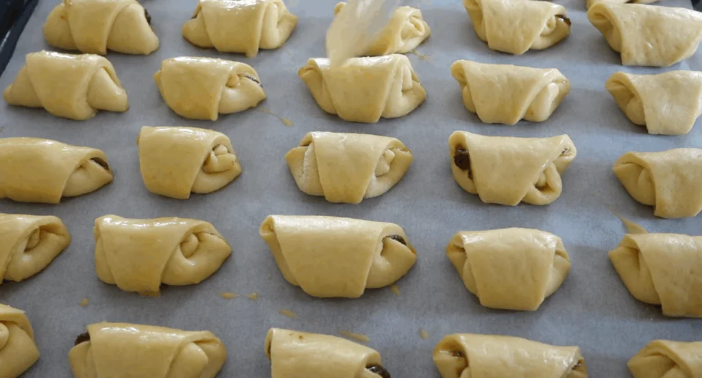 Naplněné trojúhelníky srolujeme do uzlíčků.