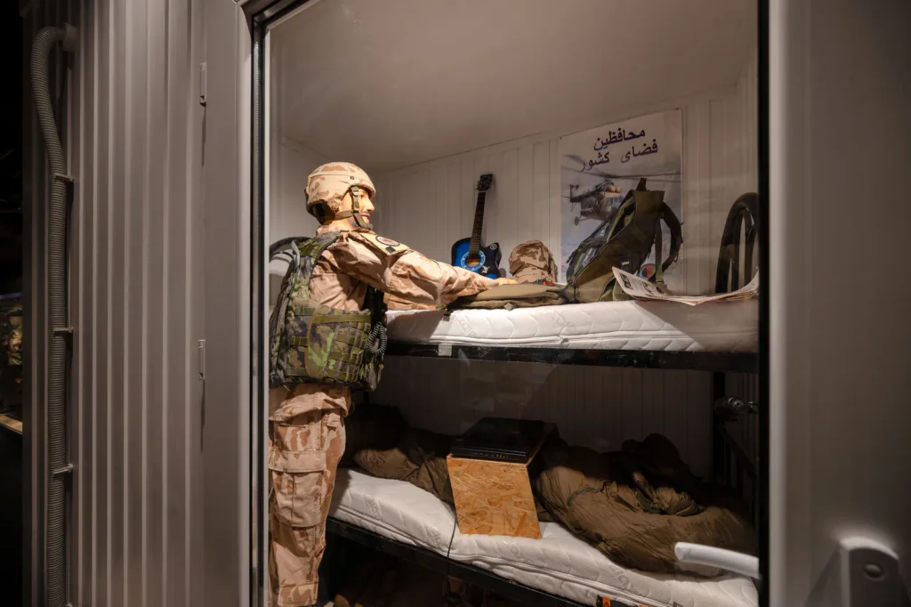 Maketa ubytovací buňky našich vojáků v Afghánistánu v měřítku 1:1 s figurínou vojáka