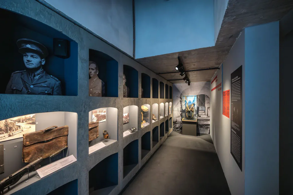 část expozice prezentována jako krypta kostela v Resslově ulici s autentickými exponáty