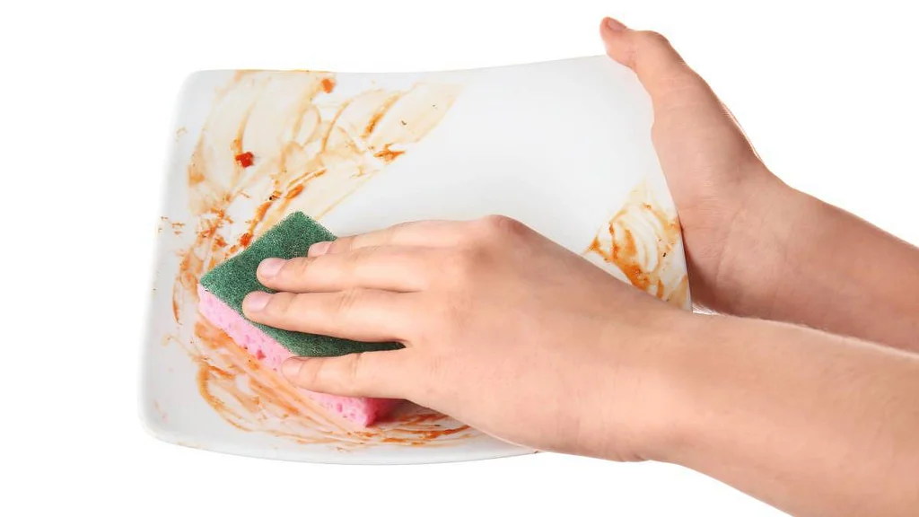 Kuchyňská houbička je semeništěm bakterií. Tahle jednoduchá chyba to ještě zhoršuje