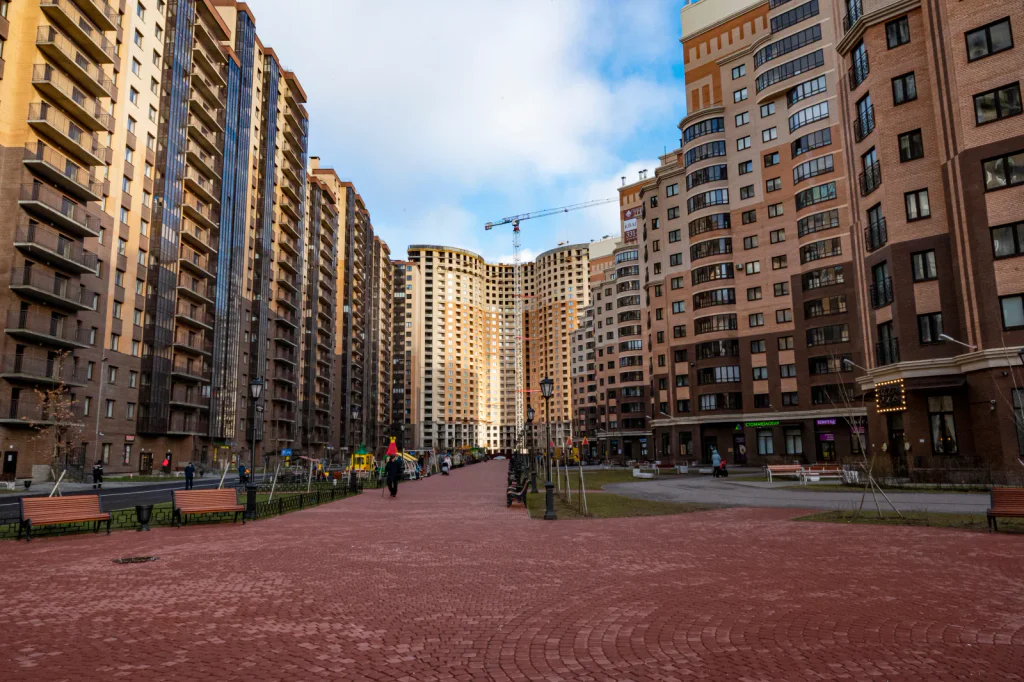 Tma, beton a nekonečné chodby. Přesto se sem lidé hrnou jako o život, chtějí tu začít nový život.