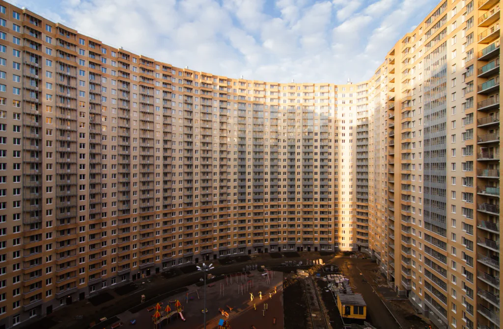 Místo připomíná filmový bunkr, ale byty mizí rychleji než jinde. Lidé tvrdí, že to má zvláštní kouzlo.