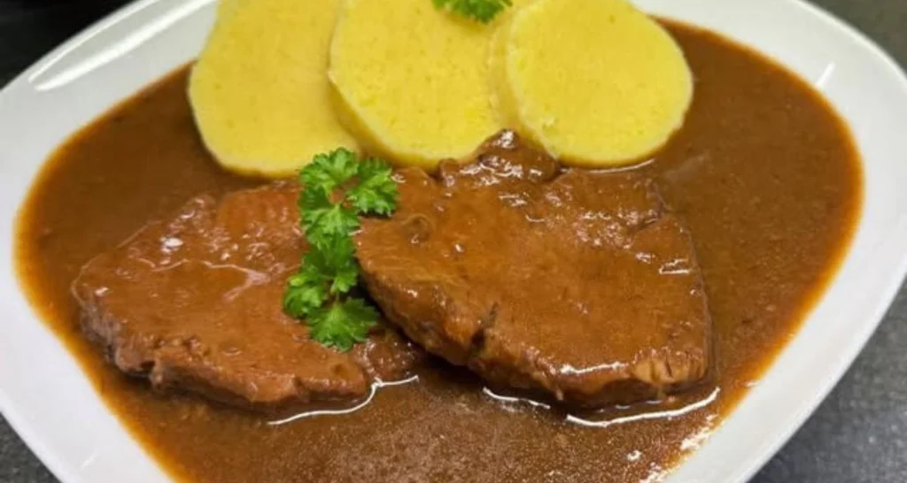 Obrázek receptu na vepřovou pečeni na hořčici s knedlíkem.