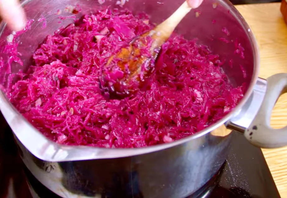 Červené zelí dusíme i se šťávou, nemusí se podlévat vodou.