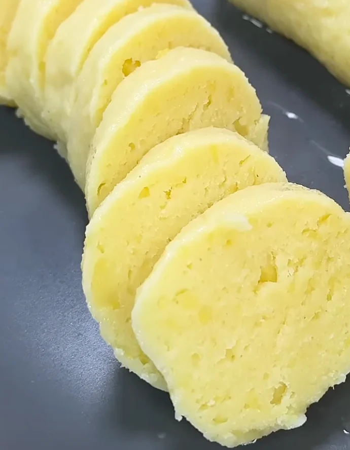 Hotové knedlíky nakrájíme na plátky.