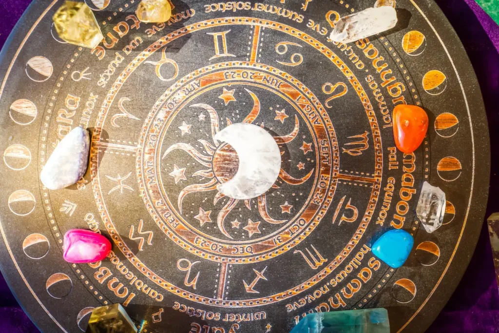 Detail astrologického kruhu se symboly zvěrokruhu a drahými kameny položenými kolem