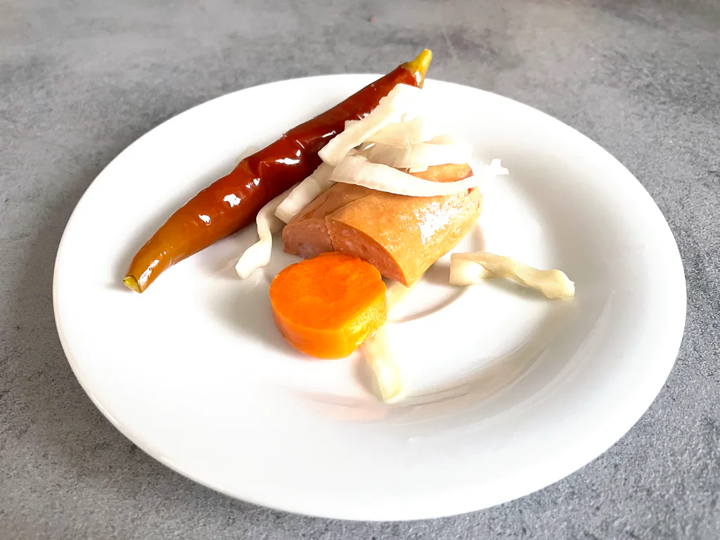 Domácí utopence na talíři