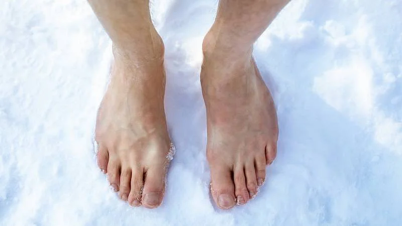 Studené nohy ve sněhu