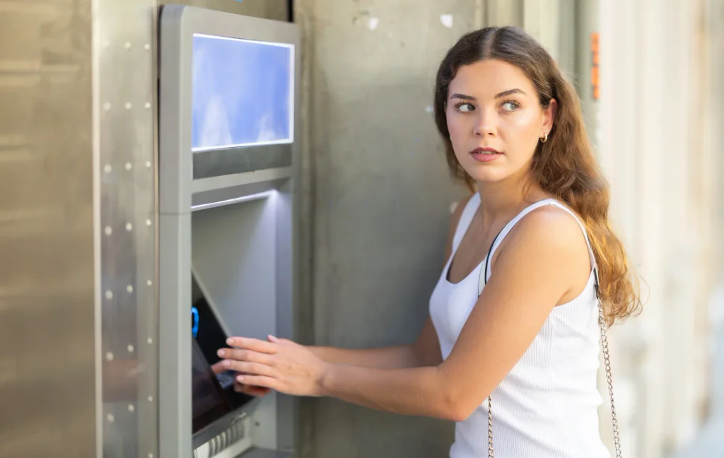 Zloději mají nový trik! Takto snadno zjistí PIN z vaší karty přímo u bankomatu, stačí pár vteřin nepozornosti.