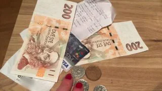 Poplatek za platbu kartou: Češi o něm neví, na jediném nákupu pak přichází o spoustu peněz