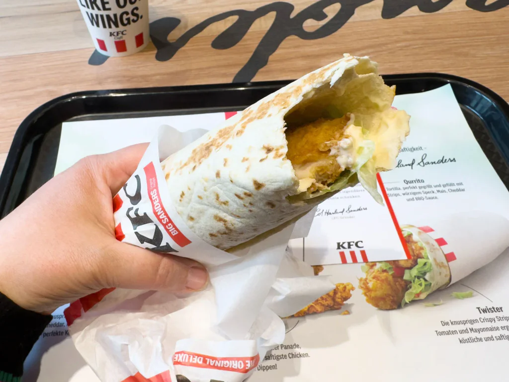 Další skandál otřásá KFC. Twister plný bakterií vystrašil zákazníky a hygienici okamžitě zasáhli.