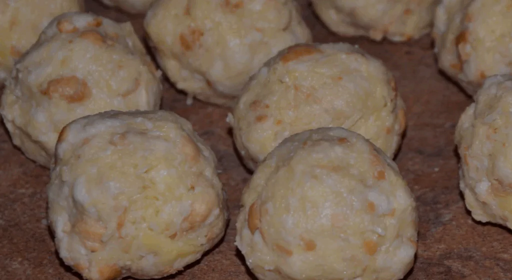  Ze syrových brambor a rohlíku si připravíme kulaté knedlíky.