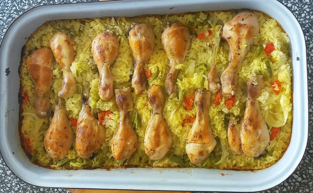 Top oběd z pekáče: kuřecí paličky s rýží z jednoho pekáče