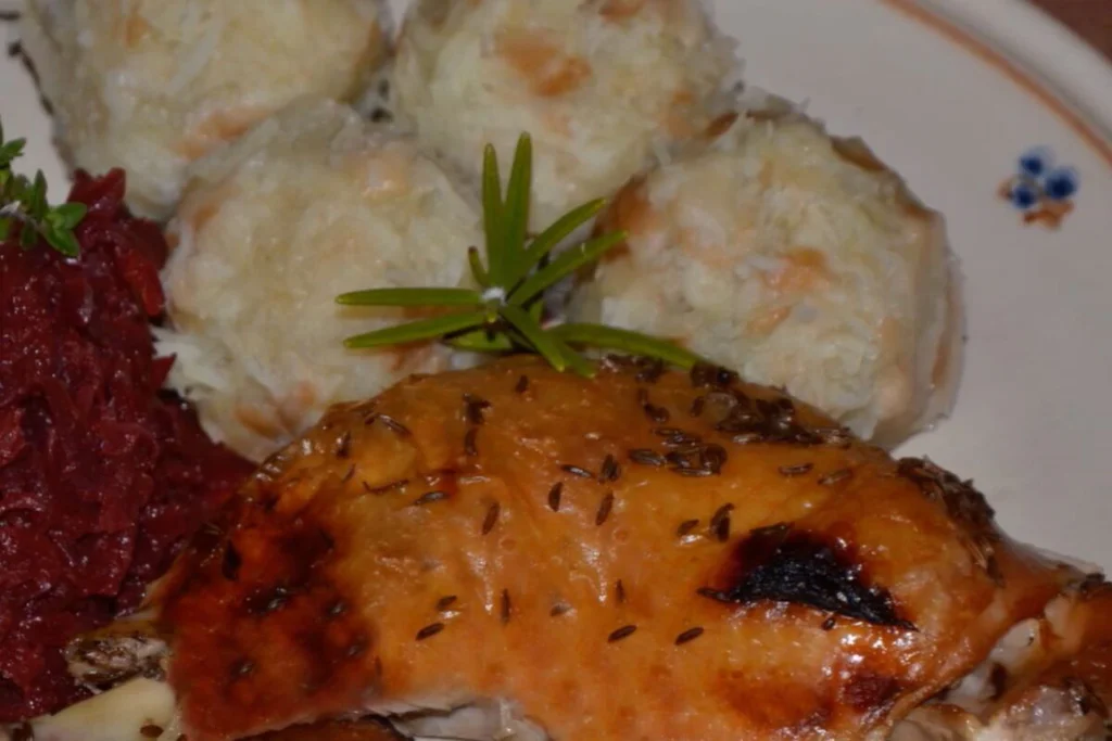 Obrázek receptu na Kuře á la husa s červeným zelím a řepou podávané s rychlými bramborovými knedlíky. Když svatý Martin přijíždí na bílém koni, patří na stůl pečená husa...