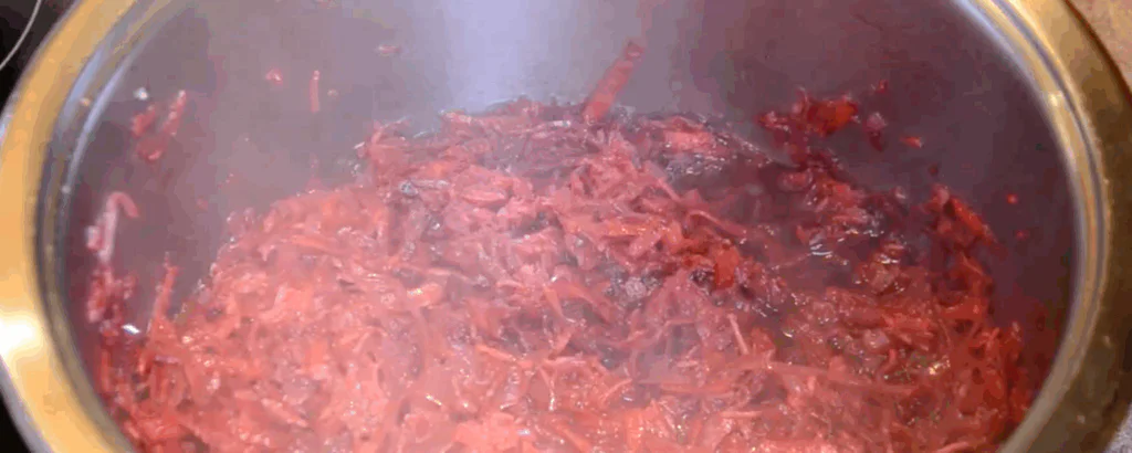 Během pečení si připravíme zelí s červenou řepou.