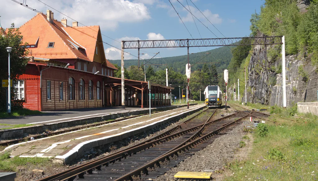 Toto nádraží porazilo celý svět. Od Česka ho dělí pár kilometrů a působí jako z jiného století.