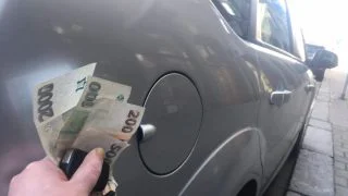 1 litr nafty či benzínu bude nově stát 75 Kč. Na nové ceny pohonných hmot nejsou Češi připraveni. Brzy je to naprosto zruinuje