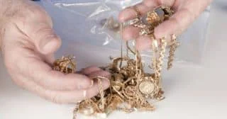 Podvodníci už si neškrtnou: K odlišení pravého zlata od padělku stačí magnet či voda s nití