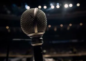 Mikrofon na podiu v detailu