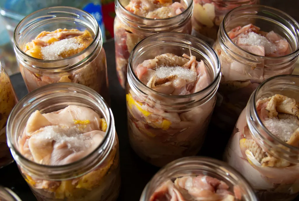 Obrázek k receptu: Šťavnaté maso, které se „jen sype“: Zavařit jej doma není žádný problém!