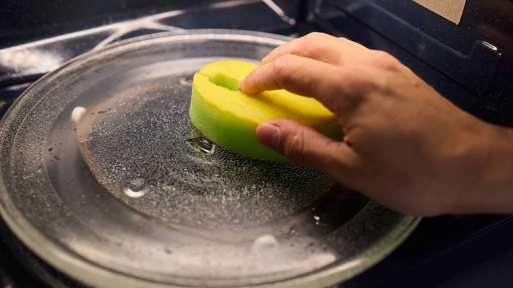 Mikrovlnka jako nová za 5 minut: Pomocí surovin, které máme všichni doma