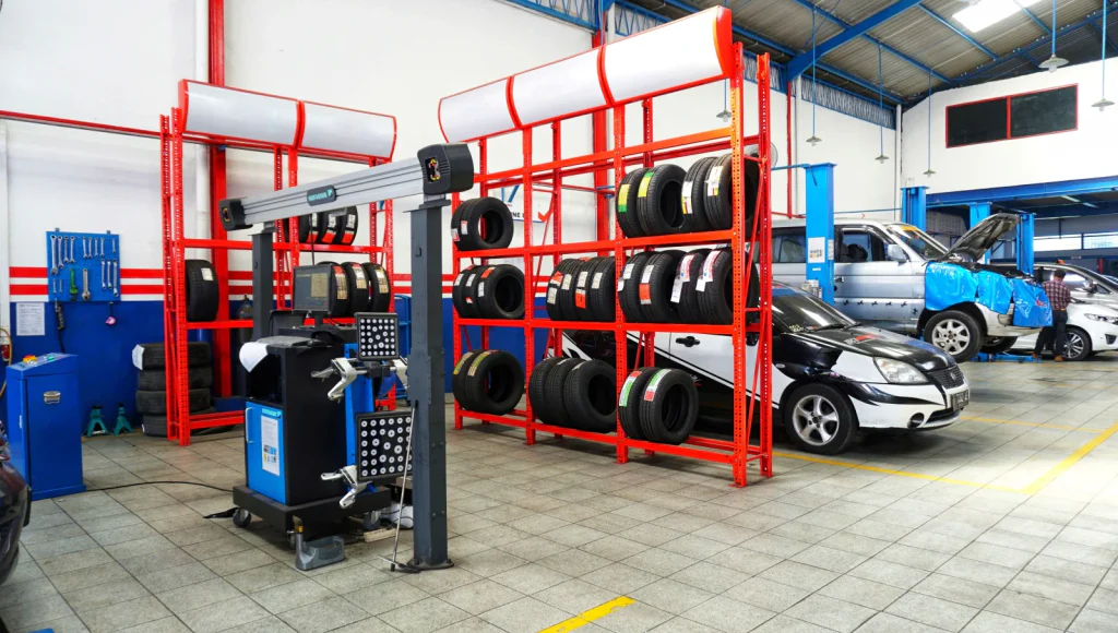 Tiché zdražování i skryté úkony. Podvody v českých autoservisech rostou a řidiči padají do pasti.