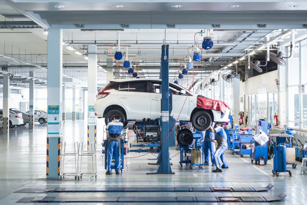 Autoservisy v Česku přitvrzují. Podvody berou jako běžnou službu a řidiči platí víc, než musí.